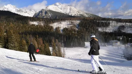 Lyžiari sa spúšťajú z vrcholu svahu Interski počas  lyžovačky  na Štrbskom Plese vo Vysokých Tatrách. 