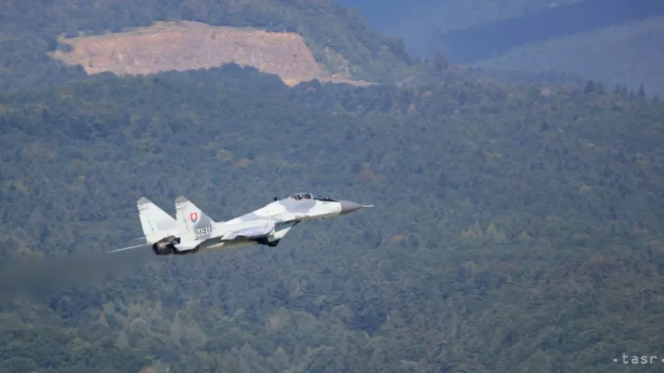 Na snímke letová ukážka lietadla MiG-29 AS slovenského letectva počas tlačovej konferencie pred medzinárodnými leteckými dňami SIAF na Sliači 24. augusta 2016.