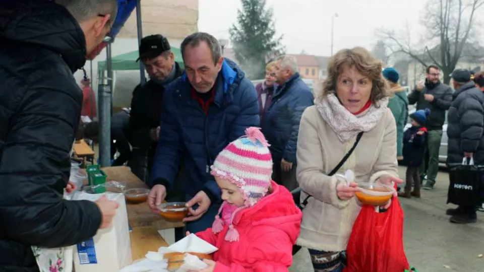 Vianočnú kapustnicu v rámci vianočných trhov v Nitrianskom Pravne varili 10. decembra 2016 starostovia ôsmich obcí Pravnianskej doliny, združených v mikroregióne Hornonitrie. Na snímke návštevníci trhov so starostovskou kapustnicou.