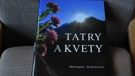 Na snímke nová kniha fotoreportéra TASR Milana Kapustu a botaničky Zuzany Kyslovej Tatry a kvety počas krstu knihy v priestoroch Múzea TANAPu v Tatranskej Lomnici vo Vysokých Tatrách 13. decembra 2016. 