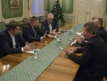 Na snímke zľava minister hospodárstva SR Peter Žiga, predseda vlády SR Robert Fico počas rokovania so zástupcami Hornonitrianských baní Prievidza (HNB), 19. decembra 2016 v Bratislave. Témou bola vzniknutá situácia v Elektrárni Nováky v súvislosti s ťažbou uhlia a výrobou elektrickej energie v roku 2017. 