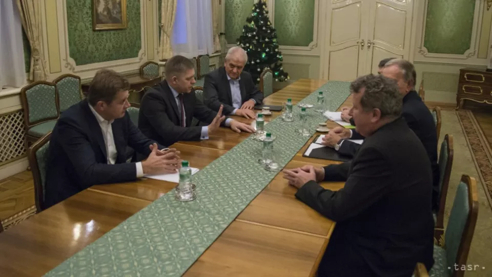 Na snímke zľava minister hospodárstva SR Peter Žiga, predseda vlády SR Robert Fico počas rokovania so zástupcami Hornonitrianských baní Prievidza (HNB), 19. decembra 2016 v Bratislave. Témou bola vzniknutá situácia v Elektrárni Nováky v súvislosti s ťažbou uhlia a výrobou elektrickej energie v roku 2017. 