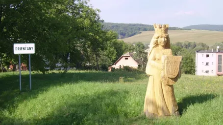 Jedna z drevených sôch v obci Drienčany na juhu Slovenska.