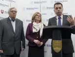 Na snímke predseda Ovocinárskej únie Slovenskej republiky Marián Varga (vľavo), ministerka pôdohospodárstva a rozvoja vidieka SR Gabriela Matečná (uprostred) a minister financií SR Peter Kažimír počas brífingu v Bratislave 23. decembra 2016.