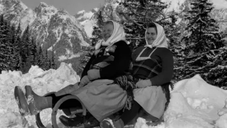 Snímka pochádza z roku 1965 z Vysokých Tatier. Sánkovačku zbožňovali aj miestne družstevníčky Filoména a Elena (na snímke). Na konci januára bolo snehu stále dosť.