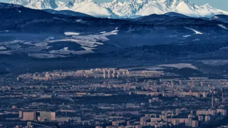 Fotografia mesta Košice, v pozadí pohorie Tatry.