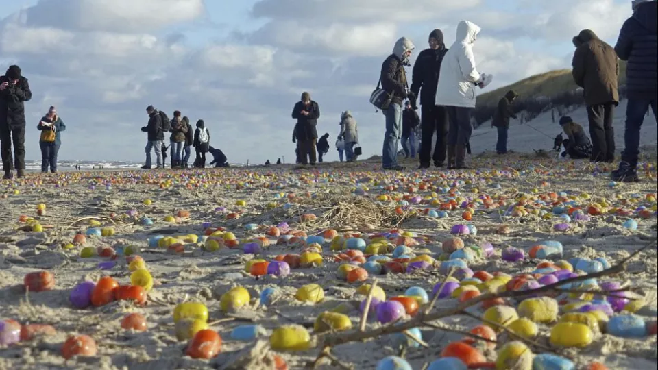 Tisíce plastových nádobiek s hračkami z čokoládových vajíčok Kinder Surprise vyplavilo Severné more na pobreží nemeckého ostrova Langeoog, 5. januára 2016.