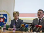 Na snímke zľava riaditeľka prevencie Hasičského a záchranného zboru (HaZZ) SR Jana Morávková a  prezident HaZZ Alexander Nejedlý počas tlačovej konferencie s názvom Bilancia o činnosti HaZZ za rok 2016 v Bratislave 11. januára 2017. 