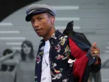 Americký reper, spevák a hudobný producent Pharrell Williams vystupuje na hudobnom festivale v anglickom Glastonbury 27. júna 2015.