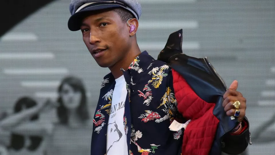 Americký reper, spevák a hudobný producent Pharrell Williams vystupuje na hudobnom festivale v anglickom Glastonbury 27. júna 2015.