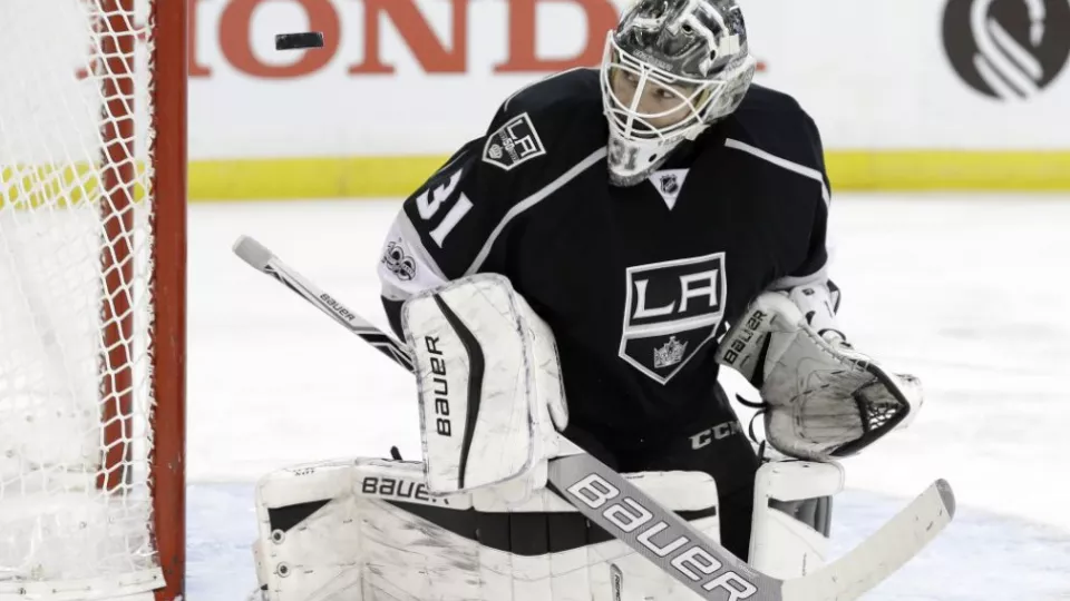 Na snímke je brankár Los Angeles Kings Slovák Peter Budaj  v zápase proti tímu Tampa Bay, 7.2.2016.