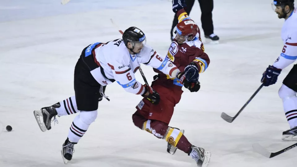 Banskobystričan Ty Wishart (vľavo) a Trenčan Andrej Šťastný v zápase 52. kola hokejovej Tipsport Ligy Dukla Trenčín - HC'05 iClinic Banská Bystrica, 8. marca 2017 v Trenčíne.